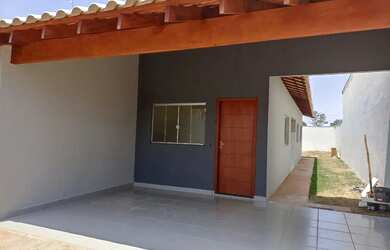 Imagem: A casa possui 2 Dormitórios, 1 Banheiro, 2 Vagas na garagem