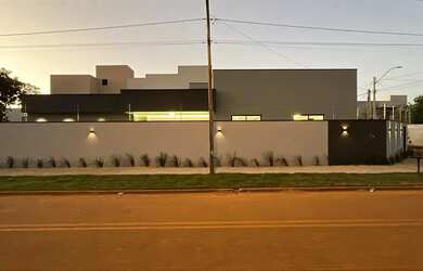 Imagem: A casa possui 3 Dormitórios, 3 Banheiros, 4 Vagas na garagem