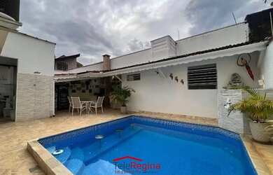 Imagem: A casa possui 3 Dormitórios, 2 Banheiros, 2 Vagas na garagem