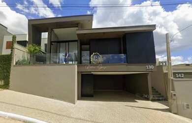 Imagem: A casa possui 3 Dormitórios, 3 Banheiros, 2 Vagas na garagem