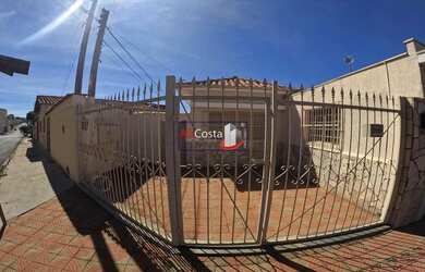 Imagem: A casa possui 1 Dormitório, 1 Banheiro, 1 Vaga na garagem