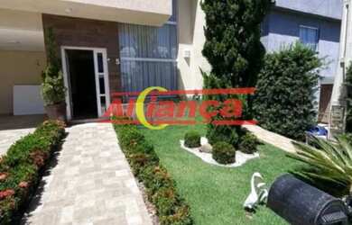 Imagem: A casa possui 3 Dormitórios, 3 Banheiros, 4 Vagas na garagem