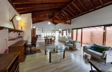 Imagem: A casa possui 2 Dormitórios, 3 Banheiros, 4 Vagas na garagem