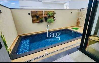 Imagem: A casa em condomínio possui 3 Dormitórios, 1 Banheiro, 2 Vagas