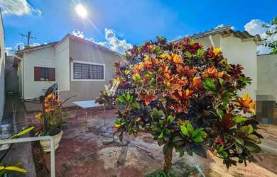 Imagem: A casa possui 2 Dormitórios, 1 Banheiro, 4 Vagas na garagem