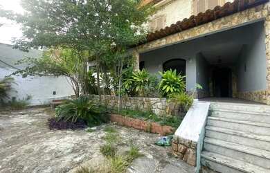 Imagem: A casa possui 3 Dormitórios, 1 Banheiro, 1 Vaga na garagem