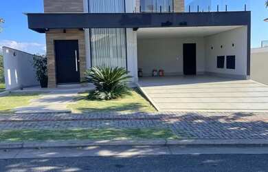 Imagem: A casa possui 3 Dormitórios, 4 Banheiros, 2 Vagas na garagem
