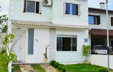 Imagem: A casa possui 3 Dormitórios, 3 Banheiros, 2 Vagas na garagem