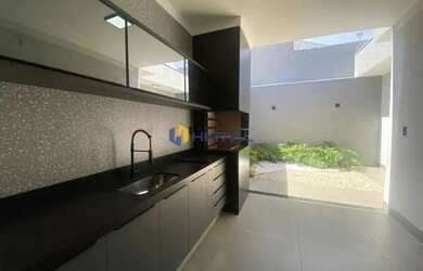 Imagem: A casa possui 3 Dormitórios, 2 Banheiros, 2 Vagas na garagem