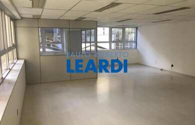 Imagem: O depósito possui 1 Vaga na garagem e 77m² de Área e está