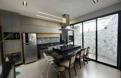 Imagem: A casa em condomínio possui 3 Dormitórios, 2 Banheiros, 2