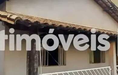 Imagem: A casa possui 3 Dormitórios, 1 Banheiro, 2 Vagas na garagem