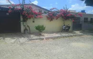 Imagem: A casa possui 2 Dormitórios, 1 Banheiro, 2 Vagas na garagem