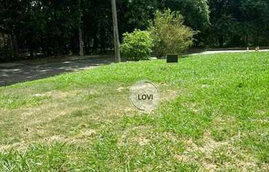 Imagem: O terreno e possui Dormitórios, Suítes, Banheiros, 389-0m²