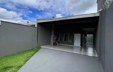 Imagem: A casa possui 2 Dormitórios, 1 Banheiro, 2 Vagas na garagem