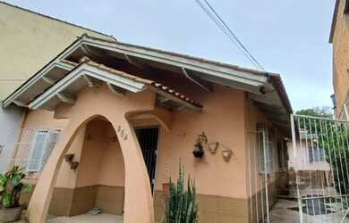 Imagem: A casa possui 3 Dormitórios, 2 Banheiros, 4 Vagas na garagem