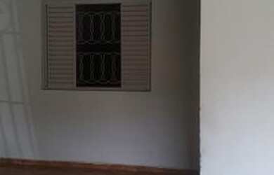 Imagem: A casa para alugar possui 2 Dormitórios, 1 Banheiro e 2 Vagas