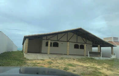 Imagem: A casa possui 3 Dormitórios, 2 Banheiros, 5 Vagas na garagem