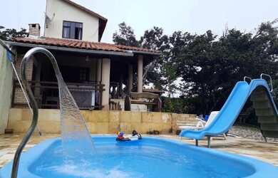 Imagem: A casa possui 3 Dormitórios, 2 Banheiros, 5 Vagas na garagem