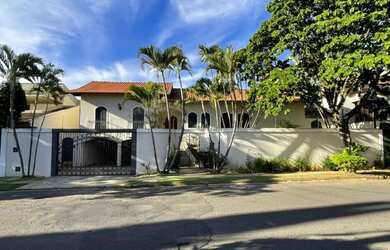 Imagem: A casa à venda possui 5 Dormitórios, 5 Banheiros, 4 Vagas