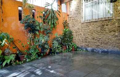 Imagem: A casa possui 3 Dormitórios, 2 Banheiros, 2 Vagas na garagem