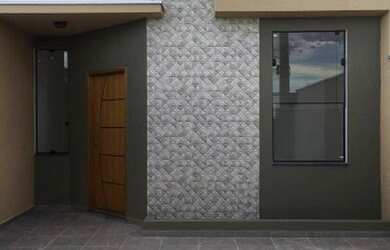 Imagem: A casa possui 2 Dormitórios, 1 Banheiro, 2 Vagas na garagem