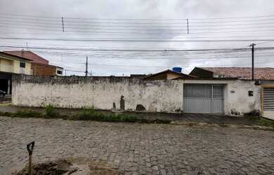 Imagem: A casa possui 2 Dormitórios, 1 Banheiro, 2 Vagas na garagem