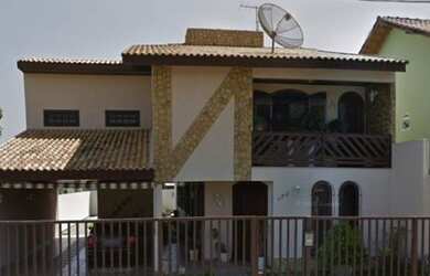 Imagem: A casa possui 3 Dormitórios, 3 Banheiros, 5 Vagas na garagem