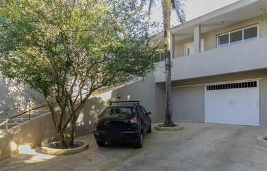 Imagem: A casa possui 4 Dormitórios, 4 Banheiros, 5 Vagas na garagem