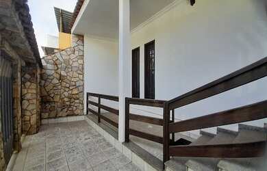 Imagem: A casa possui 4 Dormitórios, 3 Banheiros, 3 Vagas na garagem