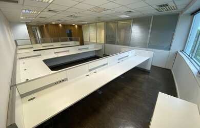 Imagem: O depósito possui 5 Vagas na garagem, 186m² de Área e está