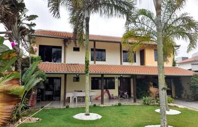 Imagem: A casa possui 3 Dormitórios, 2 Banheiros, 3 Vagas na garagem