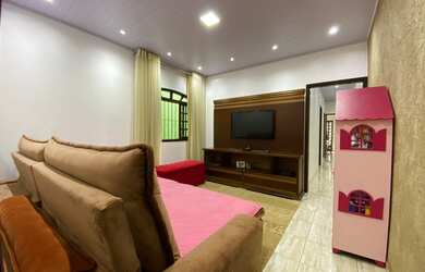 Imagem: A casa possui 3 Dormitórios, 1 Banheiro, 3 Vagas na garagem