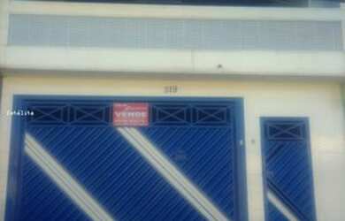 Imagem: A casa possui 2 Dormitórios, 1 Banheiro, 2 Vagas na garagem