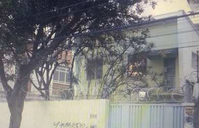 Imagem: A casa possui 3 Dormitórios, 2 Banheiros, 3 Vagas na garagem