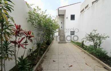 Imagem: A casa possui 3 Dormitórios, 1 Banheiro, 2 Vagas na garagem