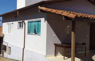 Imagem: A casa possui 4 Dormitórios, 3 Banheiros, 4 Vagas na garagem