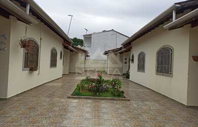 Imagem: A casa possui 2 Dormitórios, 1 Banheiro, 1 Vaga na garagem