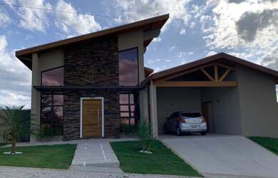 Imagem: A casa em condomínio possui 4 Dormitórios, 4 Banheiros, 4