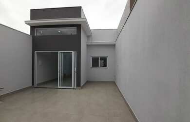 Imagem: A casa possui 3 Dormitórios, 2 Banheiros, 2 Vagas na garagem