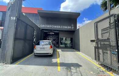 Imagem: O depósito possui 2 Vagas na garagem e 250m² de Área e está