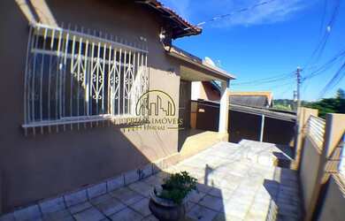 Imagem: A casa possui 3 Dormitórios, 2 Banheiros, 3 Vagas na garagem