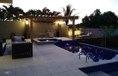 Imagem: A casa em condomínio possui 4 Dormitórios, 5 Banheiros, 405m²