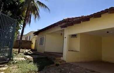 Imagem: A casa possui 3 Dormitórios, 2 Banheiros, 4 Vagas na garagem