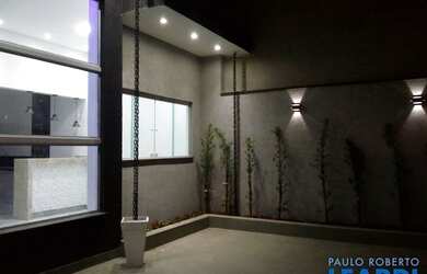 Imagem: A casa possui 3 Dormitórios, 2 Banheiros, 2 Vagas na garagem