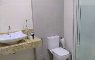 Imagem: A casa possui 4 Dormitórios, 4 Banheiros, 5 Vagas na garagem