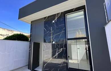 Imagem: A casa possui 3 Dormitórios, 2 Banheiros, 2 Vagas na garagem