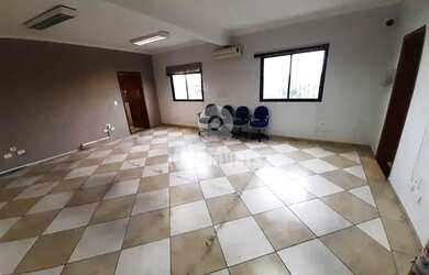 Imagem: O depósito possui 1 Vaga na garagem, 350m² de Área e está