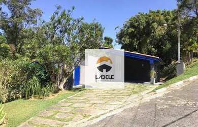 Imagem: A casa em condomínio possui 4 Dormitórios, 3 Banheiros, 5