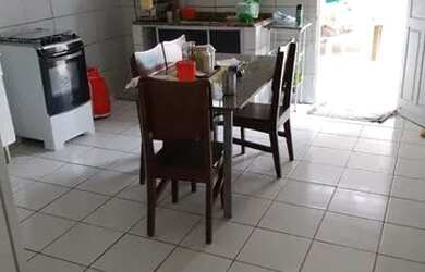 Imagem: A casa possui 3 Dormitórios, 1 Banheiro, 1 Vaga na garagem